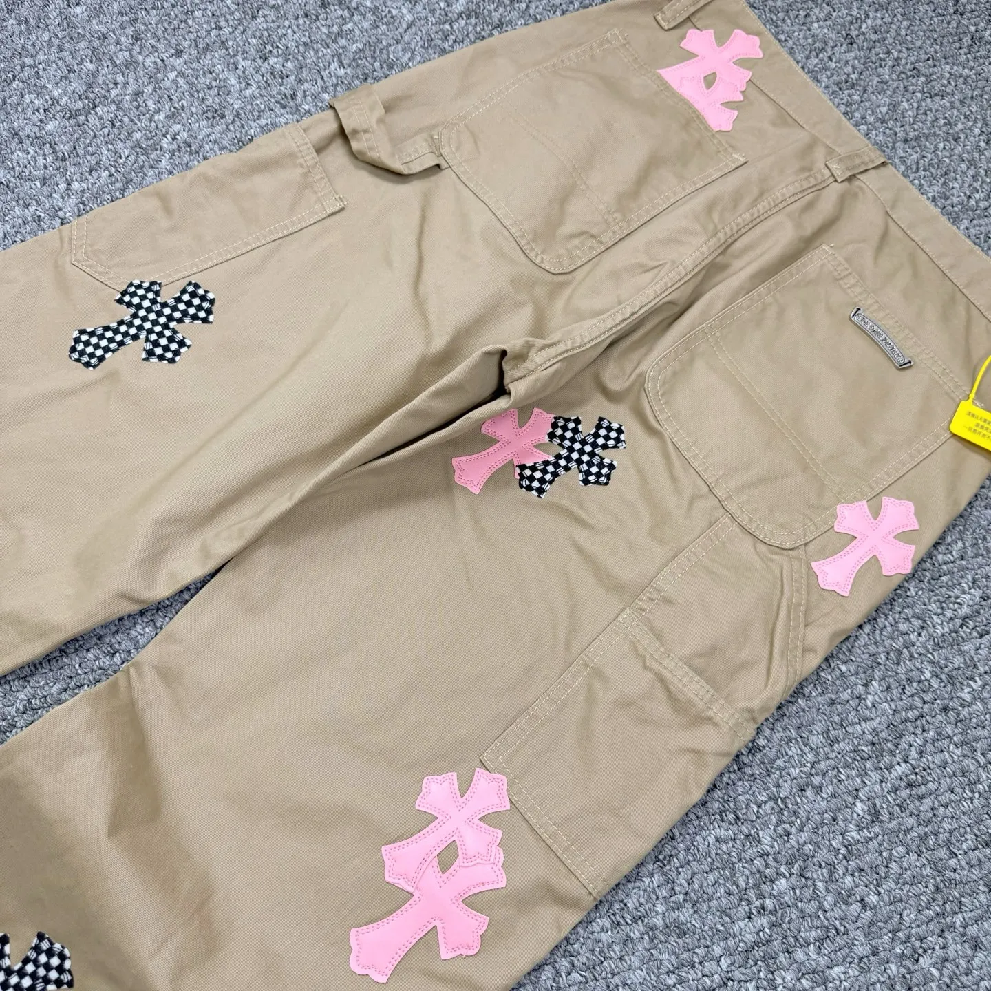 P260 Style number: H837 ChromeHearts & ChromeHearts 2025 new khaki logging pink checkerboard cross-leaf leather couple's loose jeans Top ceiling quality Styles with different wash textures are very friendly to people with thin legs and thick legs. The straight and loose version is very flattering to the leg shape. Moderate length that never goes out of style, easy to match with casually, basic styling for various styles, a must-have in the wardrobe! The fabric is stiff but also makes the upper body soft without losing texture. The washing process is even more perfect. It is a must-have item for everyone! ! ! Washed wheat, hang tag, pants label, three labels complete Color: Khaki Size: 28-30-32-34